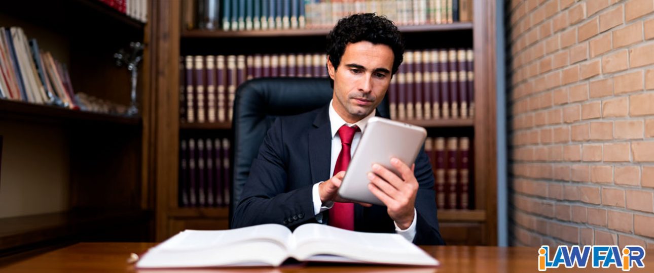 تطور أدوات قراءة الكتب القانونية الإلكترونية وتأثيرها على الباحثين والمحامين