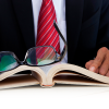 كيفية استخدام الكتب القانونية في البحث القانوني: نصائح وموارد للطلاب والمحامين المبتدئين